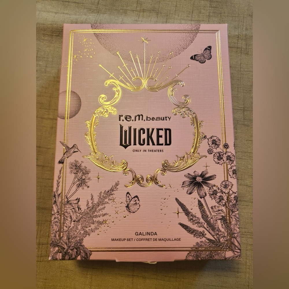 NEW Wicked Lustrous makeup kit from Ariana Grande's collection $80